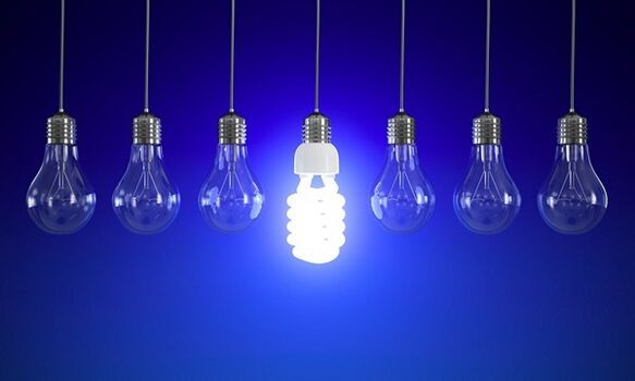 Das Ersetzen von Glühlampen durch LEDs spart Licht